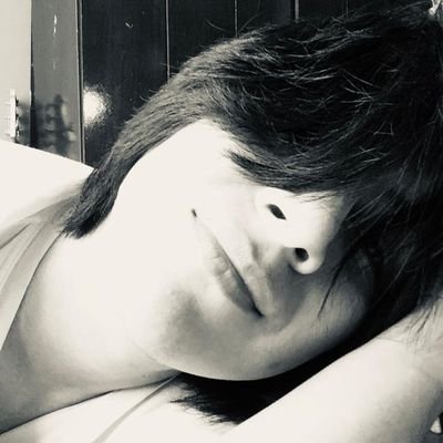 (Bajista) La vida te da unos golpes mas duros y rápidos que aprender a adaptarte y dejar de ser vulnerable es todo un privilegio.