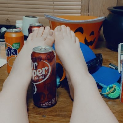 Selling feet pictures! Cash app only!