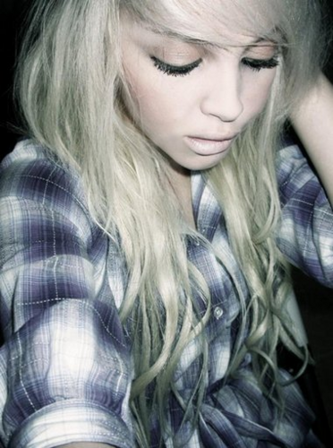 SummerBows's profile picture. Hey , im new to twitter.. proper cant get it 
adding the nice people right now (:
i love music 
i love tattoos
i love cookies ^^