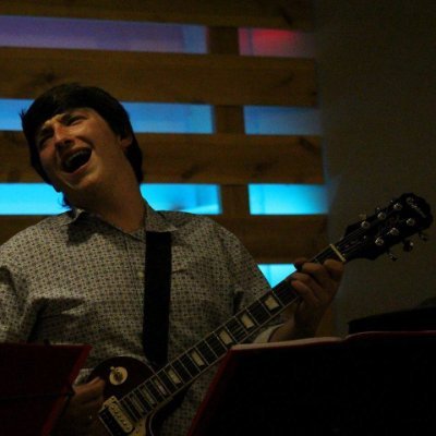 Sou um puto dos Açores com 29 anos curto jogar e tocar guitarra!
