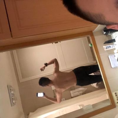 Td2kubZNUD4sdvm's profile picture. 98年小子，十级性瘾，求约，做爱重度爱好者，坐标0898