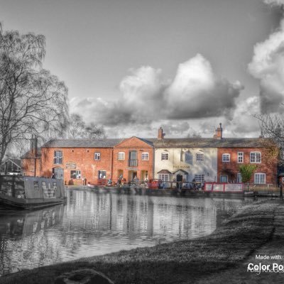 Pub by the canal located in Fradley Junction #TheSwan