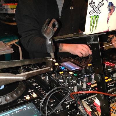 室蘭にある札幌発のvape屋さんの中の人が適当に呟く個人垢

ダーツやカラオケ、シーシャ、DJブース。いろんな大人の遊び😀

室蘭盛り上げ隊

open : 気まぐれ週1回くらい
#室蘭 #vape #cbd #darts #shisha #ダーツ #シーシャ
@BarNorthcloud ←メインアカウント