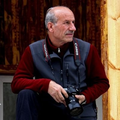 Fotoğraf sanatçisi, Gazeteci, Doğacı ve Dağcı Muş'ta yaşıyor.