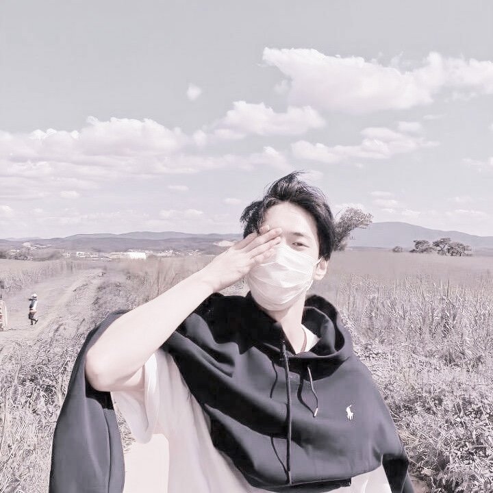 작은, 𝗌𝗂𝗇𝖼𝖾 𝟤𝟢𝟢𝟣 ! 🥯 ♡ Free soul lover of late night conversation and honey tea. Tiny boy who’s always with a camara in hands and a book on his chest.