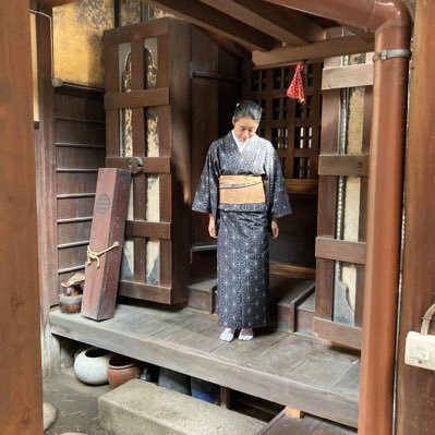 友禅作家黒田庄七郎と染色手芸家氣谷麻由子のお店です。二人の作品と黒田が7代目を継承している黒田庄商店の西陣織を主とする着物や和雑貨を販売しています。