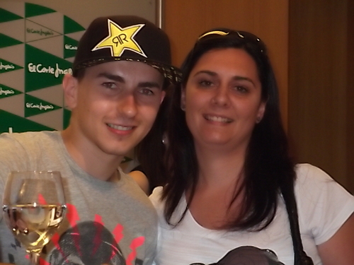 Soy Sevillana y  me encanta Jorge Lorenzo :) *99* y la semana Santa!