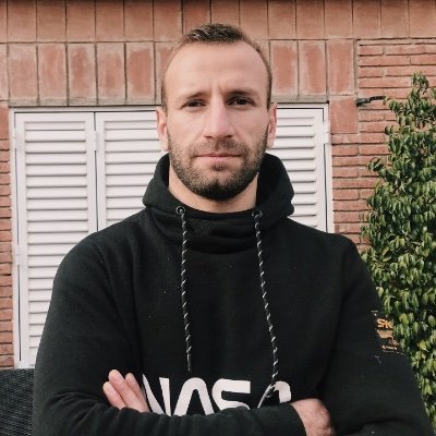 Soy entrenador personal de Feel In Fit Out, un concepto de entrenamiento y mejora personal a todos los niveles