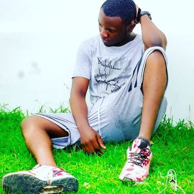 artiste rappeur🇨🇬 passionné de la musique ( RnB , hip pop ...et autres) 
la parole est donné à l'homme pour exprimer sa pensée...x07 je baise le hip-hop🎙️