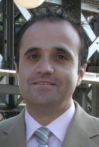 Nacido en Huelva, en el año 1965. Ingeniero Técnico Industrial. Trabajo como informático desde el año 1986 y actualmente soy director de Tecinet, S.C.A.
