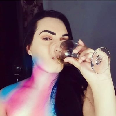 Travesti! Não causei à Guerra de Tróia. O nome é de protagonista do Maneco, a beleza é de Vilã Mexicana, e à essência de mulher Machadiana. Glow!