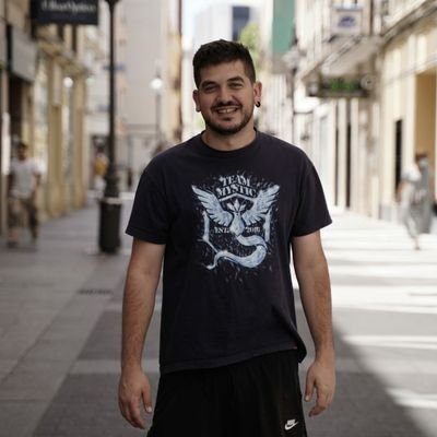 Máximo exponente de la sinvergonzonería. Viajo a países para aprender insultos y probar comida callejera. Los McFlurry los considero comida callejera.