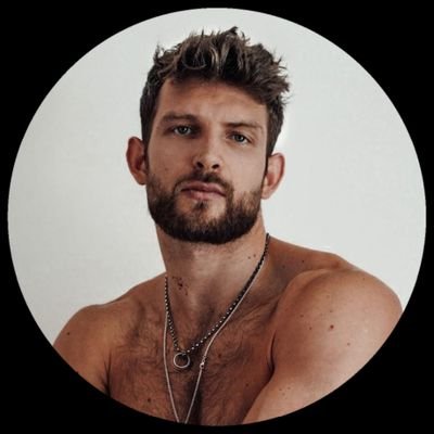 Bienvenido a la página de fans de Konstantin Resch @konsciousbeast  (Aquí El Jefe) Modelo, fotógrafo, entrenador y  Brutalmente perfecto.