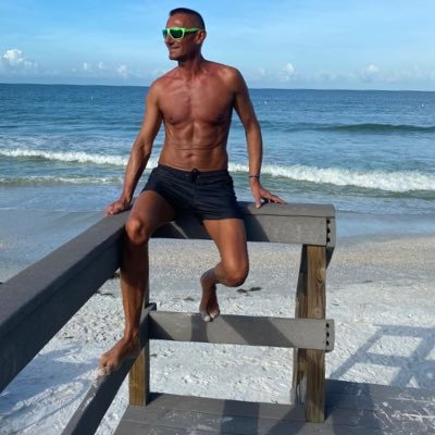 Entrepreneur, vegan ,lover of the ocean,sailing⛵️⚓️,scuba diving and marathon runner 🏊🏻🚴🏻🏃🏻