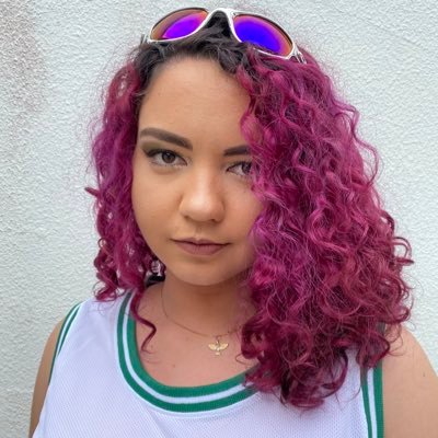 apenas uma jovem de dezoito anos com muita dor nas costas por carregar todo o deboche do mundo
