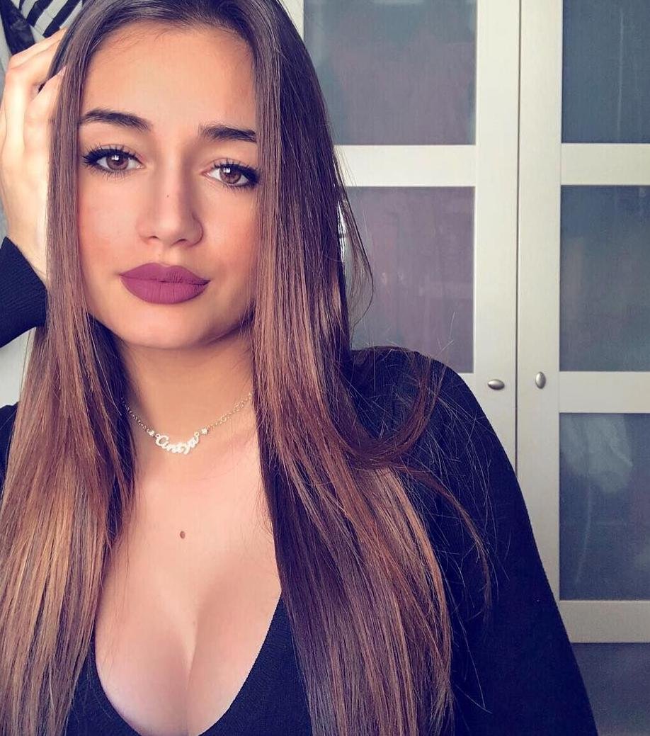 A beautiful, young and lonely girl is eager to meet new people.Follow me to enjoy my sexy photos! 😊🍓👗