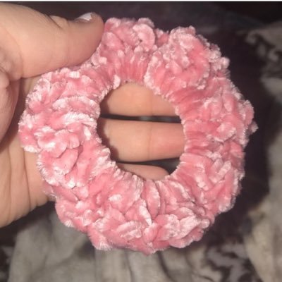 Stylish scrunches where your hair won’t be caught in a hair tie again 😂