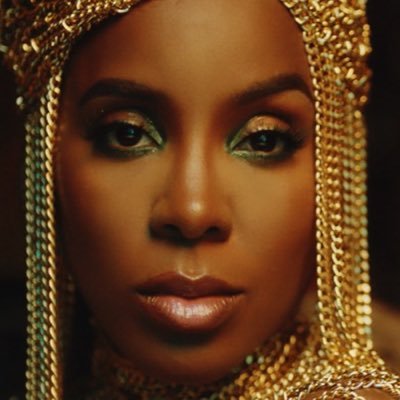 A big fan of @KELLYROWLAND, being part of the family #RowlandStone , #Beyhive, I'm 22 years old, and I live in Dijon FR, a Brazilian nationality.