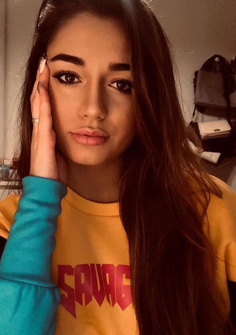 A beautiful and lonely girl wants to meet an interesting men!Add me and I´ll send you a message with my most favorite photo 👄👄👗