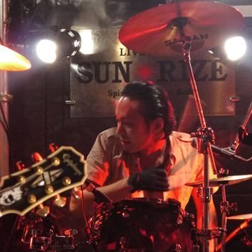 tommy_fromVT's profile picture. 平日サラリーマン、土日バンドマン。
音楽とビールと仮面ライダーとカメラを程よく嗜み、バンド「毒虎」のDr/Vo＆HP/SNSの運営と「Miros」のDrを担当。
日々限りなくゆるく奮闘中
毒虎⇒https://t.co/707qZve51J
Miros⇒https://t.co/lvXY9FHtI1