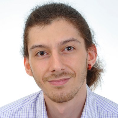 Streamer mediocre de twitch, pero con algo de buenrollismo en el chat y muy manco en cualquier juego