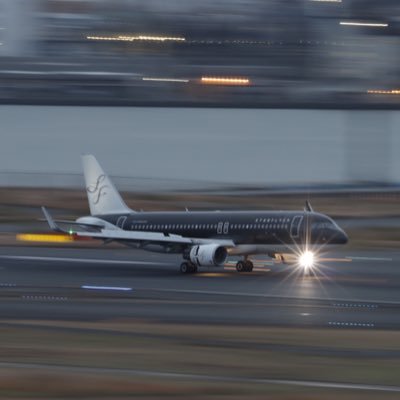 カメラ初心者です。何をとっていいかがわかりません。飛行機を撮りはじめました。よろしくお願いします