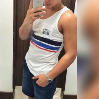 Guayaco 24 años blanco y tonificado versátil.... quien en esta ciudad para joder hombre o mujer para joda