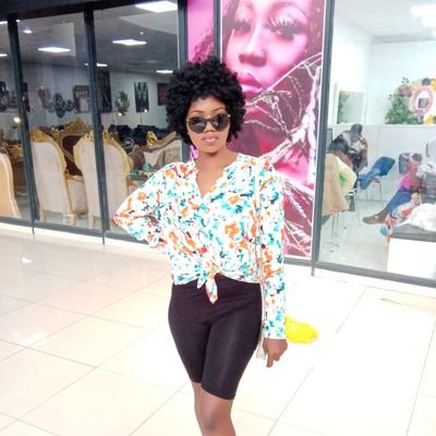 Olori23_Esther's profile picture. friendly