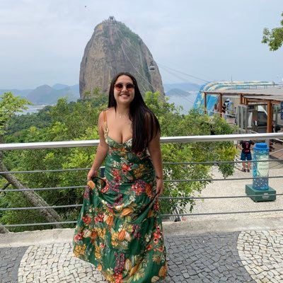 carioca da zona oeste, desconstruindo conceitos impostos na minha mente e na dos outros, aquariana libertária mas com um toque de leão.. é, sou eu.
