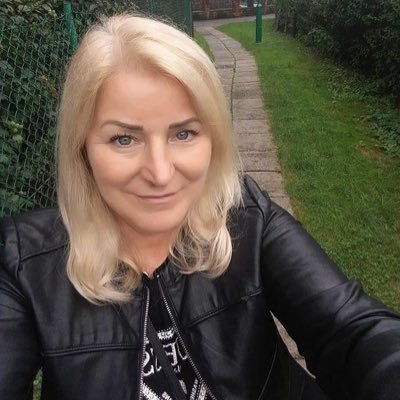 Salut moi c’est marta je suis née le 8 juillet 1982 à Nantes précisément en France je suis célibataire je suis pâtissière j’adore la lecture et le cinéma 😘😇🥰