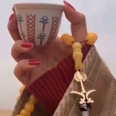 ALGSIMAIH's profile picture. أمّي الحديث عنكِ قاصر جداً يا سيدتي ، كيف أوصف إمرأة أرى في حضنها الجنّة💜😴؟.