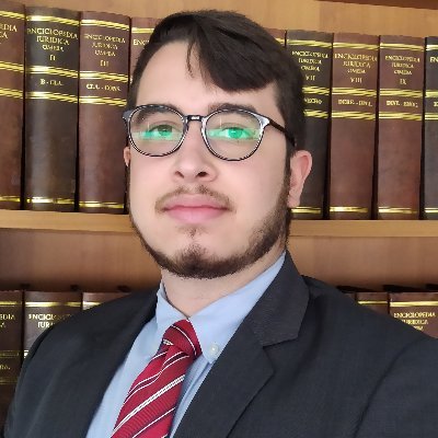 Abogado litigante (UC, 2017). Estudiante de la Especialización en Derecho Financiero de la UCAB y de la Especialización en Derecho Procesal de la UCV.