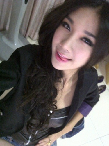 i'm a college girl/model,study business,i like eating,cooking,dont like to hang out ,do yoga and love dogs.