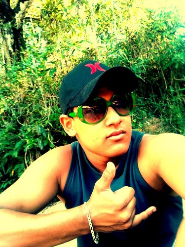 Sou aquele que sempre traz sorrisos,
E permanece tranquilo aonde for
Paciente, confiante e intuitivo.