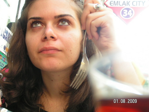 biolog/tercüman/riskuzmanı/procrastination dehası.Yazmak için yaşar, yaşadığını itiraf eder./'Beni susturabilecek tek şey bilgidir.O da siz de yok hanımefendi!'