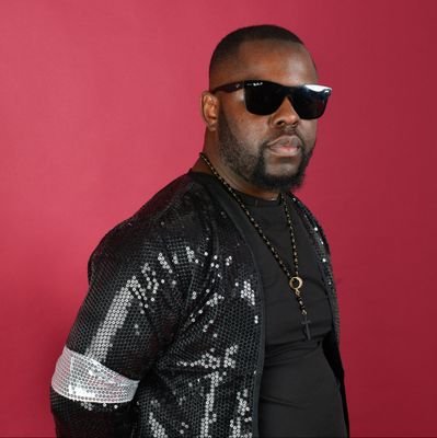 Acteur connu et reconnu de la nuit africaine, Dj Evra est l’une des valeurs les plus sûres de sa génération.