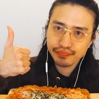 「アキが食べるとこ見てて Aki ga taberu toko mitete」 「あー、美味美味 Ah bimibimi」YouTube : 46K+ Instagram : 135K+ TikTok :1.1M+