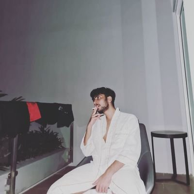 Varun_Dowlani's profile picture. Born in 🇪🇸 , Raised in 🇸🇬
 ! Bands / #AmuntValencia