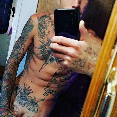 tall TATTED & GOOFY love to create art and skate,IM a struggling artist bixexual and weird ⁉️XXX amauter STAR ⭐ follow my links cashapp joshuaholgate25