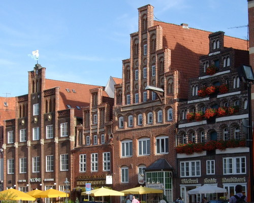 Wir bieten Stadtführungen und Thementouren in Lüneburg und kulinarische Touren durch die Lüneburger Heide. Auch sind wir Herausgeber der Heidezeitung.