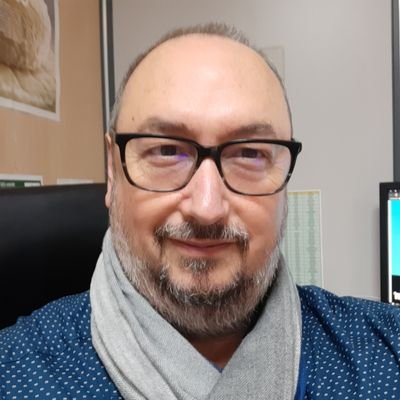 Amateur de cuisine, gastronomie et politique. Un bon mot pardonne tous les écarts.