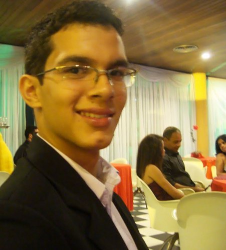 Eu sou a luz das estrelas e a luz do luar.  : )