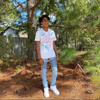 Rjvyyy's profile picture. -CCC ‘22🏀