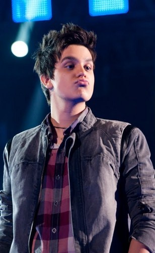 Fc feito por Valeska Silveira,feito com muito amor e carinho para todas as pessoas que amam o @luansantana.Com parceria de:@Valeska_Luan e @FC_gatinhadoLS.