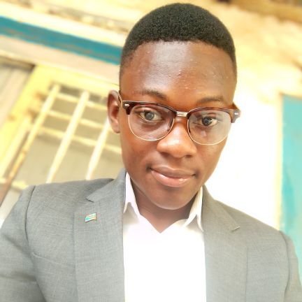fils de Adolph Dinanga Mpinga kana et de Rosalie Mwendakanyi
Juriste de formation, analyste politique et chercheur en Droit de Protection de l'Enfant
