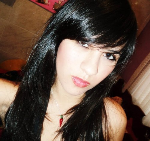 Eu xingo,eu grito,eu choro,eu brinco,eu falo alto,eu sou chata, eu sou irritante,não faço o tipo princesinha e eu não sou perfeita.Mas pelo menos so eu mesma.