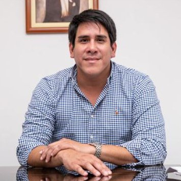 Abogado, Político, no niño, Ex-Alcalde de Magdalena, amante de la Bici, Surf, BJJ, animalista. Secretario Departamental de Lima de Acción Popular. Adelante