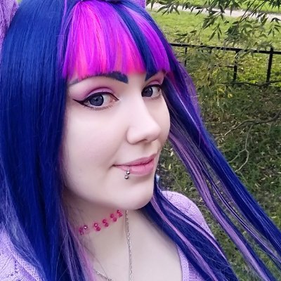 leaenala's profile picture. Немного играю, немного косплею, немного рисую.
Девочка "всего понемногу".

Если чем-то известна,
то это категоричностью суждений
и закосами на цветных лошадок.