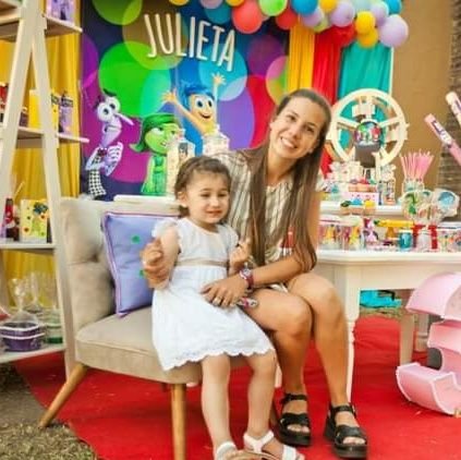 EMILCEAVANCINI's profile picture. Creo firmemente en las canciones que curan, los besos que encienden, las manos que reviven y las personas que mueven el mundo.