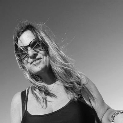 garajoyas's profile picture. Joyera. Arquitecta. Cámara on. Vino tinto.
Somos campeones del mundo.
IG @garajoyas